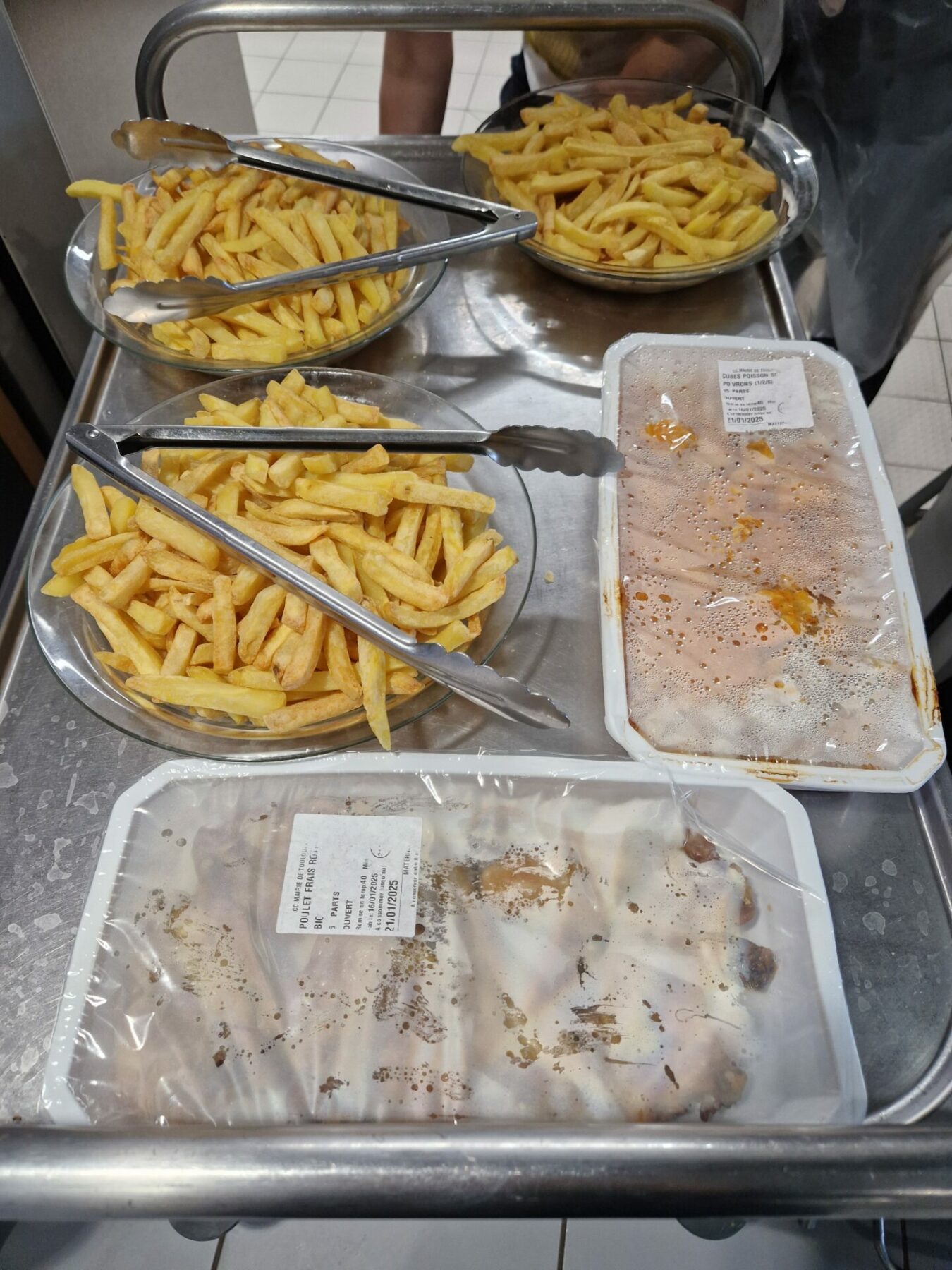 frites et barquettes de poulet