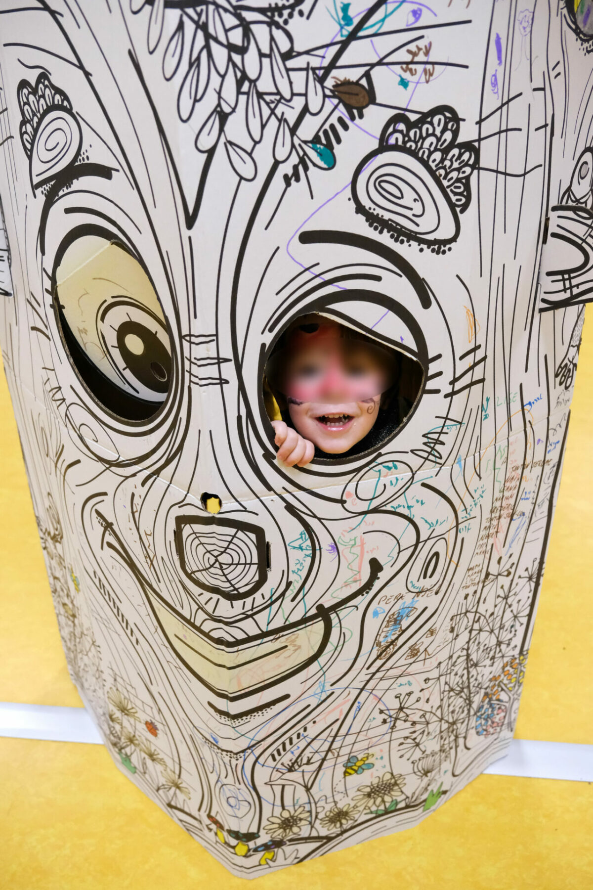 enfant dans la cabane